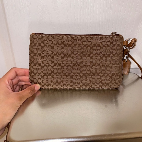 Coach Brown Signature Mini C SoHo Jacquard Canvas Buckle Clutch Wristlet Wallet - Picture 2 of 3
